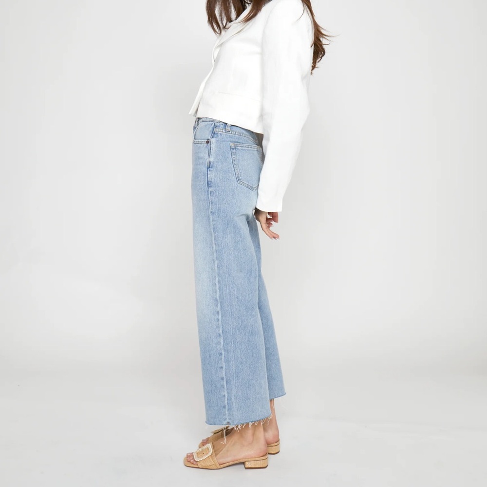 Oliver Logan Size 28 light wash wide leg jeans